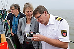 Vorschaubild für Datei burmann-foto-norddeich-muschelfischer-28.jpg Niedersächsische Muschelfischer eröffnen Saison 2014 in Norddeich