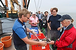Vorschaubild für Datei burmann-foto-norddeich-muschelfischer-30.jpg Niedersächsische Muschelfischer eröffnen Saison 2014 in Norddeich