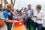Vorschaubild für Datei burmann-foto-norddeich-muschelfischer-32.jpg Niedersächsische Muschelfischer eröffnen Saison 2014 in Norddeich